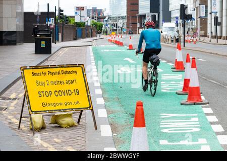 Glasgow, Schottland, Großbritannien. 3. Juni 2020. Radfahrer in Glasgow nutzen am World Bicycle Day 2020 ruhige Straßen und bestehende und neue Radwege (hier gezeigt temporärer Radweg entlang der Broomielaw). Quelle: Kay Roxby/Alamy Live News Stockfoto