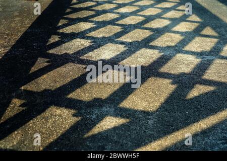 Zaun Schatten auf dem Betonboden. Stockfoto