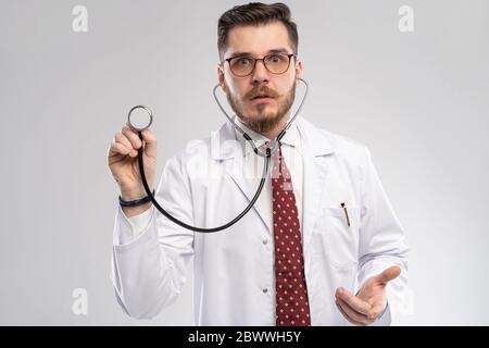 Doktor mit Stethoskop in einem Krankenhaus Stockfoto