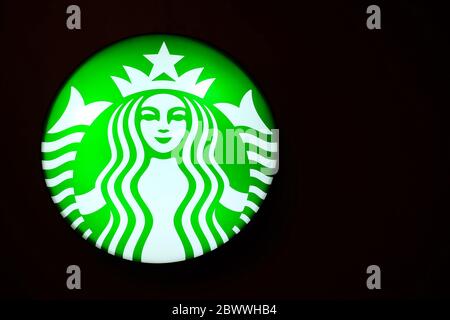 BANGKOK, THAILAND - 13. DEZEMBER 2018: Starbucks-Leuchtschild auf grüner Betonwand. Sie wurde im juli 1998 in Thailand gegründet. Stockfoto