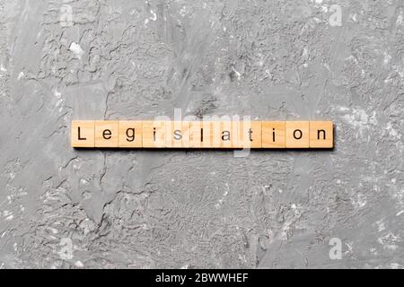 Rechtsvorschriften Wort auf Holz Block geschrieben. Rechtsvorschriften text auf Tisch, Konzept. Stockfoto