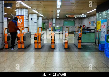 SEOUL, SÜDKOREA - 26. DEZEMBER 2018: Reisende, die T-Money-Karte bei der automatischen Fahrkartenabholung in Seoul U-Bahn-Station Gates. Stockfoto