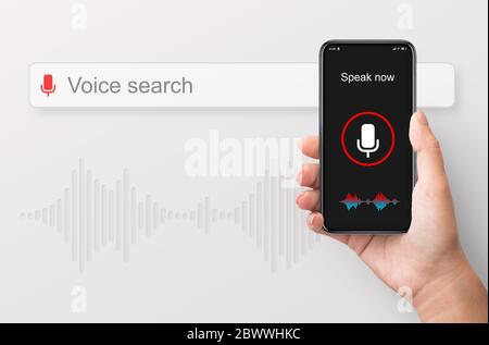 Smartphone Mit Weiblicher Hand Über Sprachsuche, Weißer Hintergrund Stockfoto