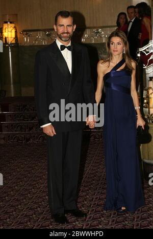 Kronprinz felipe von Spanien und Prinzessin Letizia im Hotel Sheraton spielt den Master of Ceremonies bei Auszeichnungen, die die Exzellenz im britischen und internationalen Journalismus feiern. Stockfoto