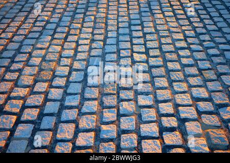 Sonnenlicht scheint auf Steinpflaster. Stockfoto