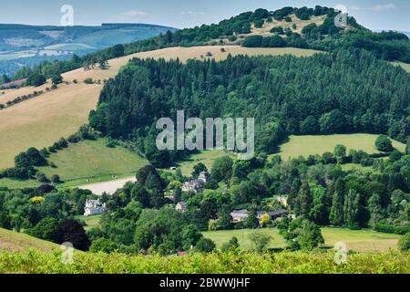 Hopesay Village und Burrow Fort, von Hopesay Hill aus gesehen, in der Nähe von Craven Arms, Shropshire Stockfoto