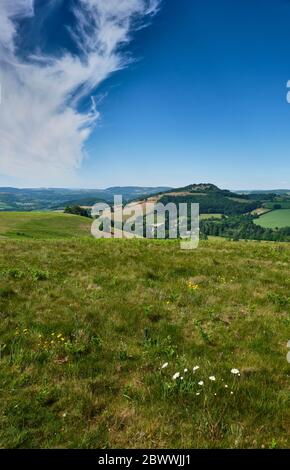 Hopesay Village und Burrow Fort, von Hopesay Hill aus gesehen, in der Nähe von Craven Arms, Shropshire Stockfoto