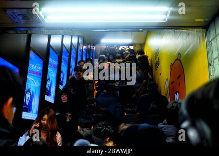 SEOUL, SÜDKOREA - 29. DEZEMBER 2018: Menschenmenge an der Hongik University Station. U-Bahn ist ein Hauptverkehrsmittel in Seoul, Südkorea. Stockfoto
