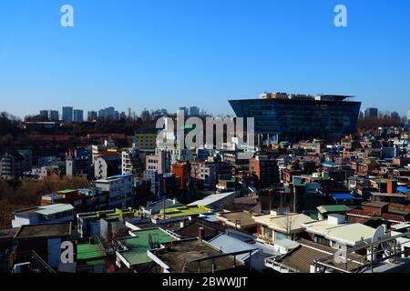 SEOUL, SÜDKOREA - 29. DEZEMBER 2018: Landschaft der Stadtlandschaft am Morgen in Itaewon-dong, wo für ein berühmtes Essen und Nachtleben in S bekannt ist Stockfoto