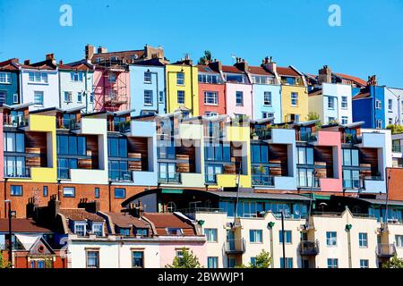 Farbenfrohe Häuser am Cliftonwood Crescent mit Blick auf den Fluss Avon, Bristol, England, Großbritannien Stockfoto