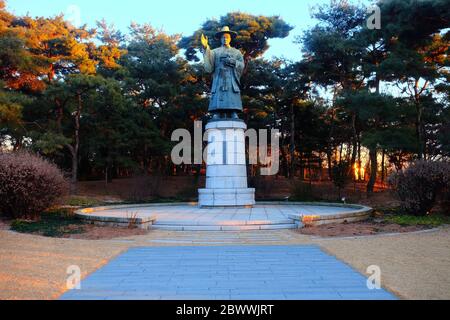 SEOUL, SÜDKOREA - 29. DEZEMBER 2018: Die Statue des heiligen Kim DAE-gon am Jeoldusan Martyrs Shrine im Winter, wo ein berühmtes Wahrzeichen von Seoul, Süd, ist Stockfoto