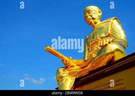 NAKHON RATCHASIMA, THAILAND - 12. JANUAR 2019: Luang Phor Koon Statue im Wat Ban Rai Tempel 2 oder Wat BU Pai Tempel wo sich in Wang Nam Khiao, Stockfoto