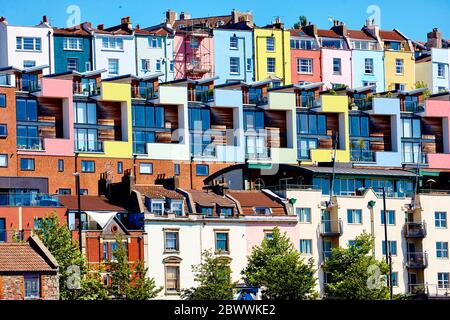 Farbenfrohe Häuser am Cliftonwood Crescent mit Blick auf den Fluss Avon, Bristol, England, Großbritannien Stockfoto