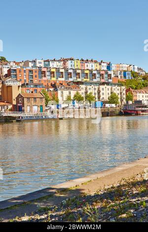 Farbenfrohe Häuser am Cliftonwood Crescent mit Blick auf den Fluss Avon, Bristol, England, Großbritannien Stockfoto