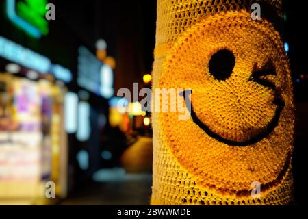 SEOUL, SÜDKOREA - 28. DEZEMBER 2018: Woll-Pullover-Jacke aus nächster Nähe für Baum im Winter in Seoul, Südkorea. Stockfoto