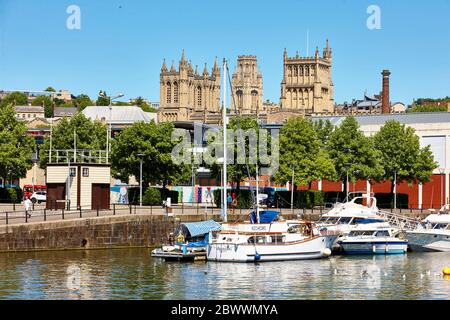 Blick auf die Kathedrale von Bristol vom Fluss Avon in Bristol, England, Großbritannien Stockfoto