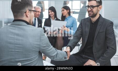 Nahaufnahme: Geschäftsleute schütteln die Hände in Übereinstimmung Stockfoto