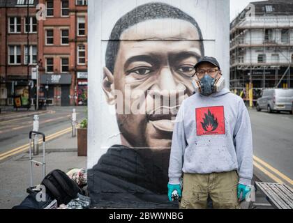 Manchester, Großbritannien. Juni 2020. Ein Porträt des Straßenkünstlers Akse P19, der gerade sein Wandgemälde von George Floyd fertiggestellt hat. Quelle: SOPA Images Limited/Alamy Live News Stockfoto