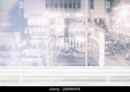 White Wood Tisch mit verschwommenem White Road in the City Hintergrund, geeignet für Produktdisplay und Business Concept. Stockfoto
