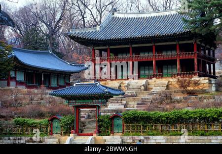 SEOUL, SÜDKOREA - 25. DEZEMBER 2018: Landschaft des juhamun Pavillons im geheimen Garten am Changdeokgung Palast im Winter, wo ein berühmtes Wahrzeichen ist Stockfoto