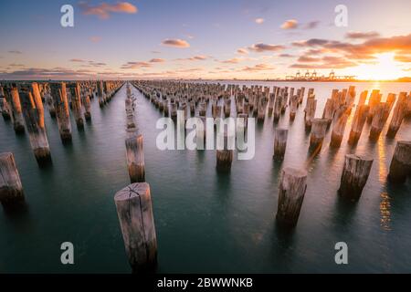 Sonnenuntergang am Princes Pier, Melbourne Austalia Stockfoto