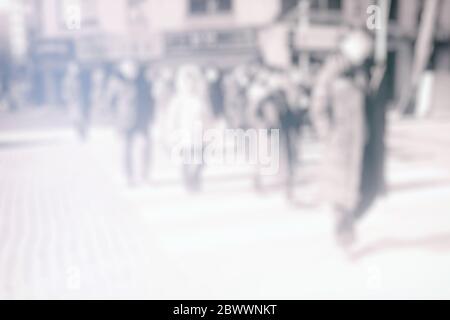 Verschwommene Menschenmenge, die im Winter die Straße überquert. Stockfoto