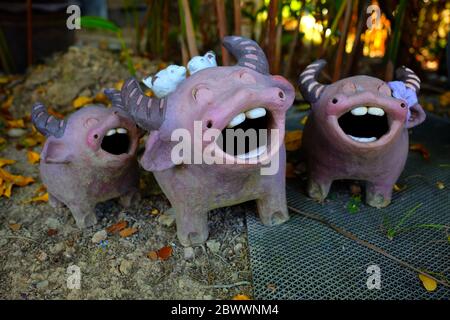 Garten Lehm lächelnde Puppe auf dem Holztisch im Park. Stockfoto