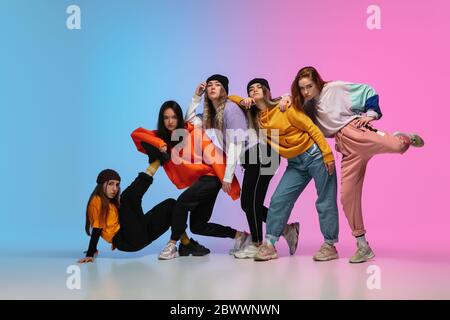 tanzen Hip-Hop in stilvollen Kleidung ...