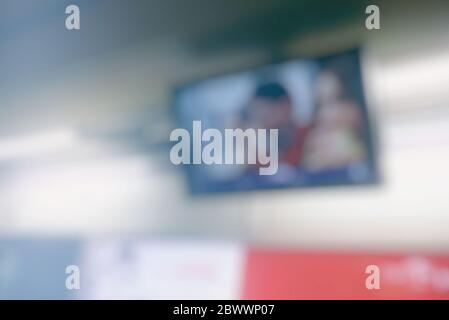 Verschwommene Werbung LCD-Monitor hängend in der U-Bahn. Stockfoto