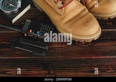 Ausrüstung für Reisende inklusive Wanderschuhe und walki-Talkie Stockfoto