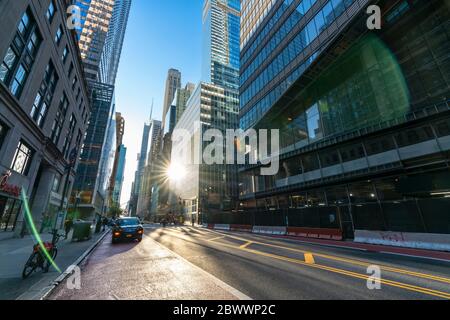 Menschen und Verkehr verschwinden von der Midtown 42nd Street wegen der Auswirkungen von COVID-19 in New York NY USA am Memorial Day 25 2020. Mai. Stockfoto