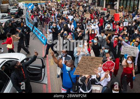 Menschen marschieren in der Park Lane im Zentrum Londons hinunter, während sie an einer Black Lives Matter Demonstration zum Gedenken an George Floyd teilnehmen, der am 25. Mai während der Polizeihaft in der US-Stadt Minneapolis getötet wurde. Stockfoto