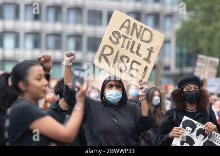 Menschen marschieren in der Park Lane im Zentrum Londons hinunter, während sie an einer Black Lives Matter Demonstration zum Gedenken an George Floyd teilnehmen, der am 25. Mai während der Polizeihaft in der US-Stadt Minneapolis getötet wurde. Stockfoto