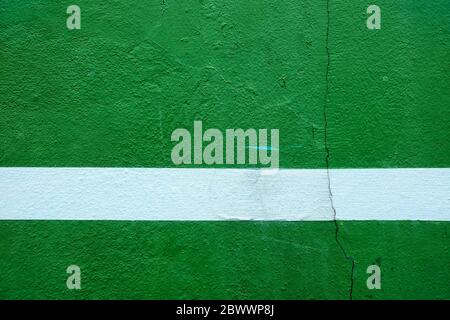 Weiße Linie auf Grün Malerei auf Beton Wand Textur Hintergrund. Stockfoto
