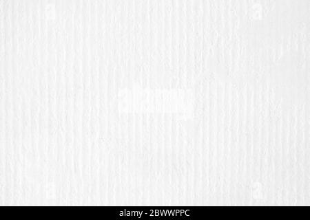 Gestreifte Textur auf weißem Beton Wand Hintergrund. Stockfoto
