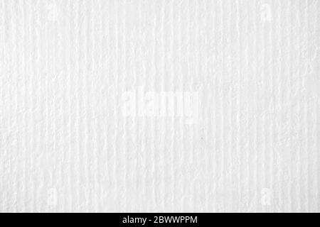 Gestreifte Textur auf weißem Beton Wand Hintergrund. Stockfoto