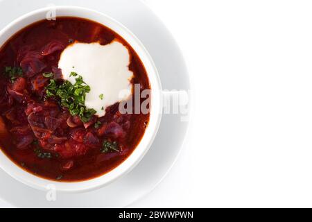 Traditionelle ukrainische russische Borsch. Rote-Bete-Suppe auf weißem Hintergrund isoliert. Draufsicht. Kopierbereich Stockfoto