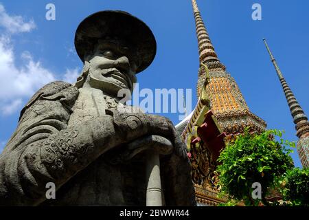 Nahaufnahme Alte Wächter-Giganten vor dem Eingang des Wat Pho Tempels, Bangkok Thailand. Stockfoto