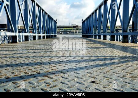 Metal Pier am Chao Phraya River Bank. Stockfoto