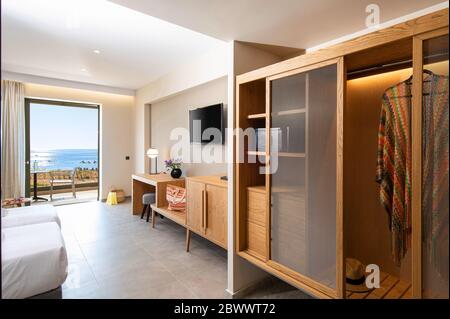 Schrank Möbel aus Holz in Weiß in modernem minimalistischem Stil Interieur des Doppelhotels mit offener Terrasse mit Meerblick Stockfoto