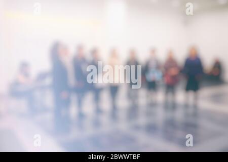 Weiß verschwommen Acapella Sänger im Konzertsaal Hintergrund. Stockfoto