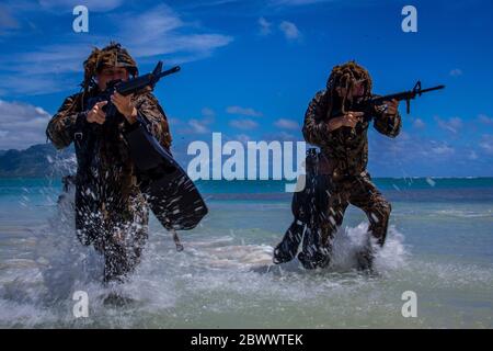 US-Marineinfanteristen mit der Gesellschaft "mit Lima", 3. Bataillon, kommen während einer amphibischen Angriffsübung auf der Mokapu-Halbinsel am 28. Mai 2020 in O'ahu, Hawaii, USA an Land. Stockfoto