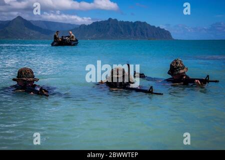 US-Marineinfanteristen mit der Gesellschaft "mit Lima", 3. Bataillon, kommen während einer amphibischen Angriffsübung auf der Mokapu-Halbinsel am 28. Mai 2020 in O'ahu, Hawaii, USA an Land. Stockfoto