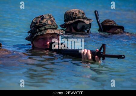 US-Marineinfanteristen mit der Gesellschaft "mit Lima", 3. Bataillon, kommen während einer amphibischen Angriffsübung auf der Mokapu-Halbinsel am 28. Mai 2020 in O'ahu, Hawaii, USA an Land. Stockfoto