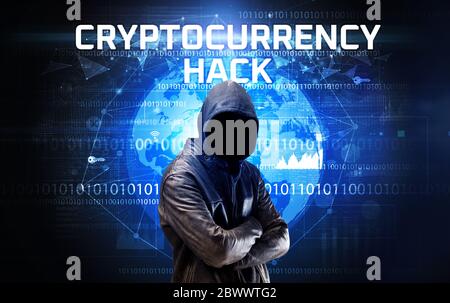Gesichtsloser Hacker bei der Arbeit mit KRYPTOWÄHRUNG HACK Inschrift, Computer-Sicherheitskonzept Stockfoto