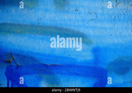 Blaue Peeling-Farbe auf Beton Wand Textur Hintergrund. Stockfoto