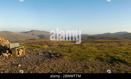 Ein Blick auf den Sonnenuntergang vom Gipfel des High Pike in den nördlichen Fjälls des Lake District, Großbritannien Stockfoto