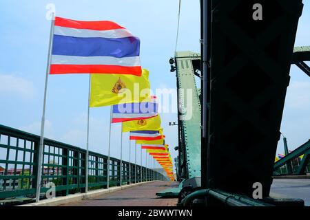 BANGKOK, THAILAND - 08. MAI 2019: Thailändische Flaggen auf Brückenträger, Memorial Bridge, Bangkok Thailand. Stockfoto