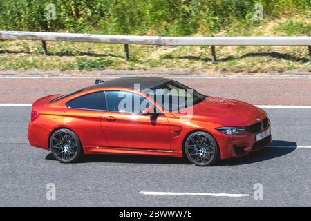 2019 orange BMW M4 Competition Package S-; Fahrzeug Verkehr bewegende Fahrzeuge, Autos fahren Fahrzeug auf UK Straßen, Motoren, Autofahren auf der Autobahn M6 Autobahn Stockfoto