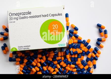 Stock Foto von Omeprazole gastroresistente Hartkapseln und Box. 20 mg Dosis in Orange und Blau. Stockfoto